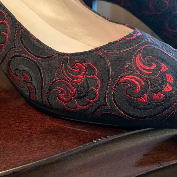 Black/Red Patterned Fabric Pointed Toe Pumps with Kitty Heels. Size 37 - Picture 4 of 7